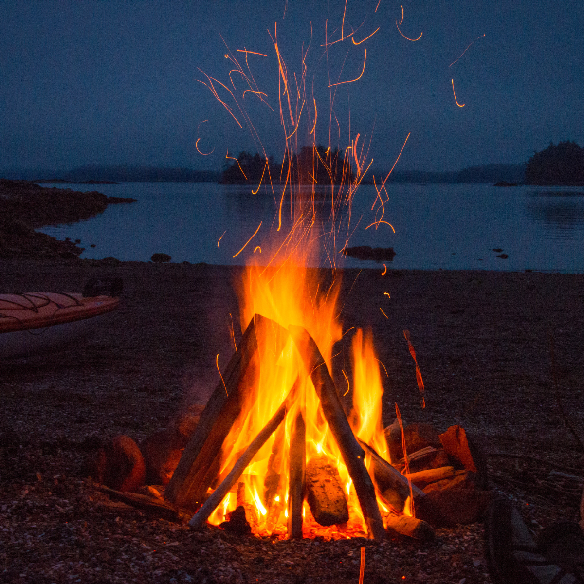 Een groot kampvuur staat symbool voor een krachtig innerlijk licht.