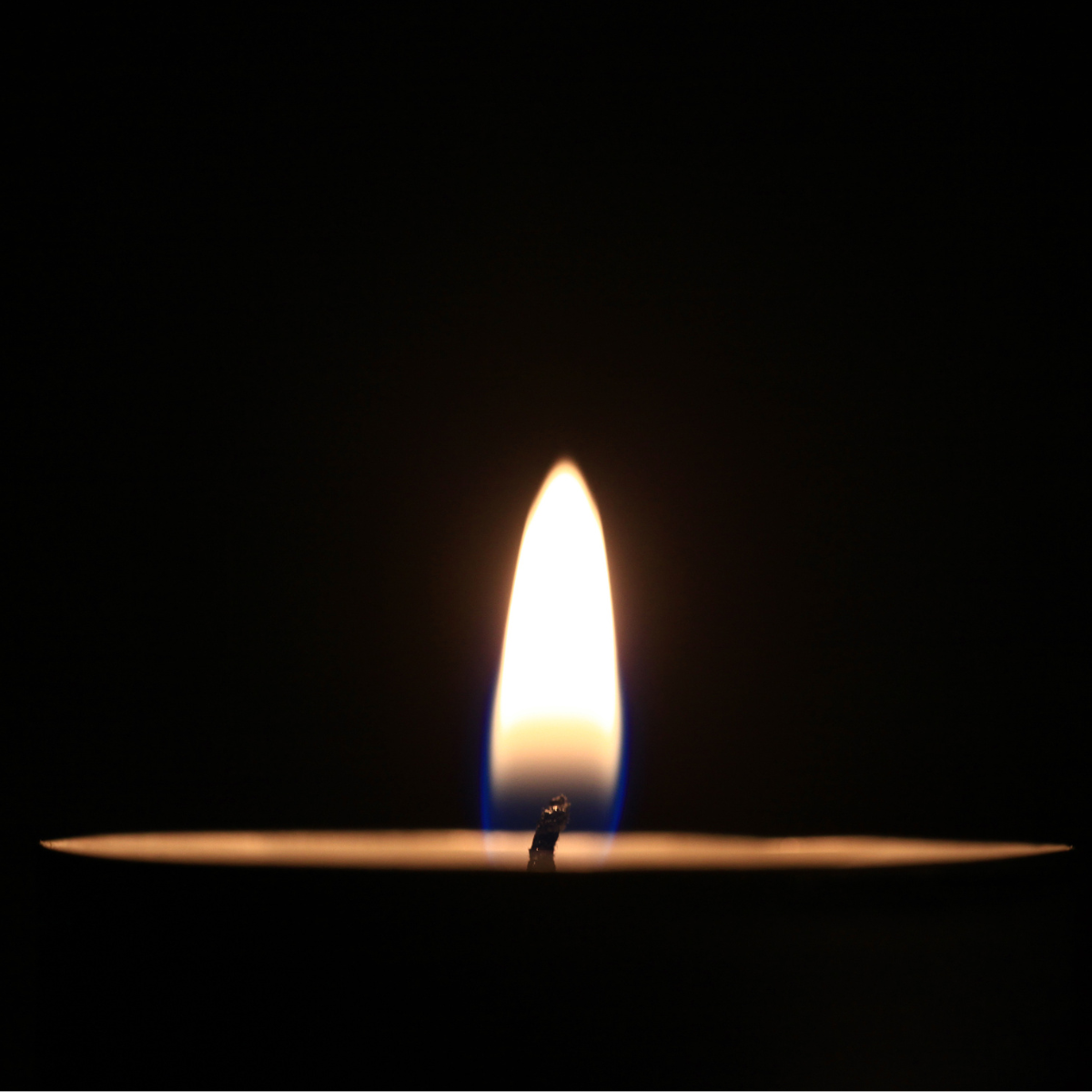 Kleine vlam die het nog kleine innerlijke licht symboliseert