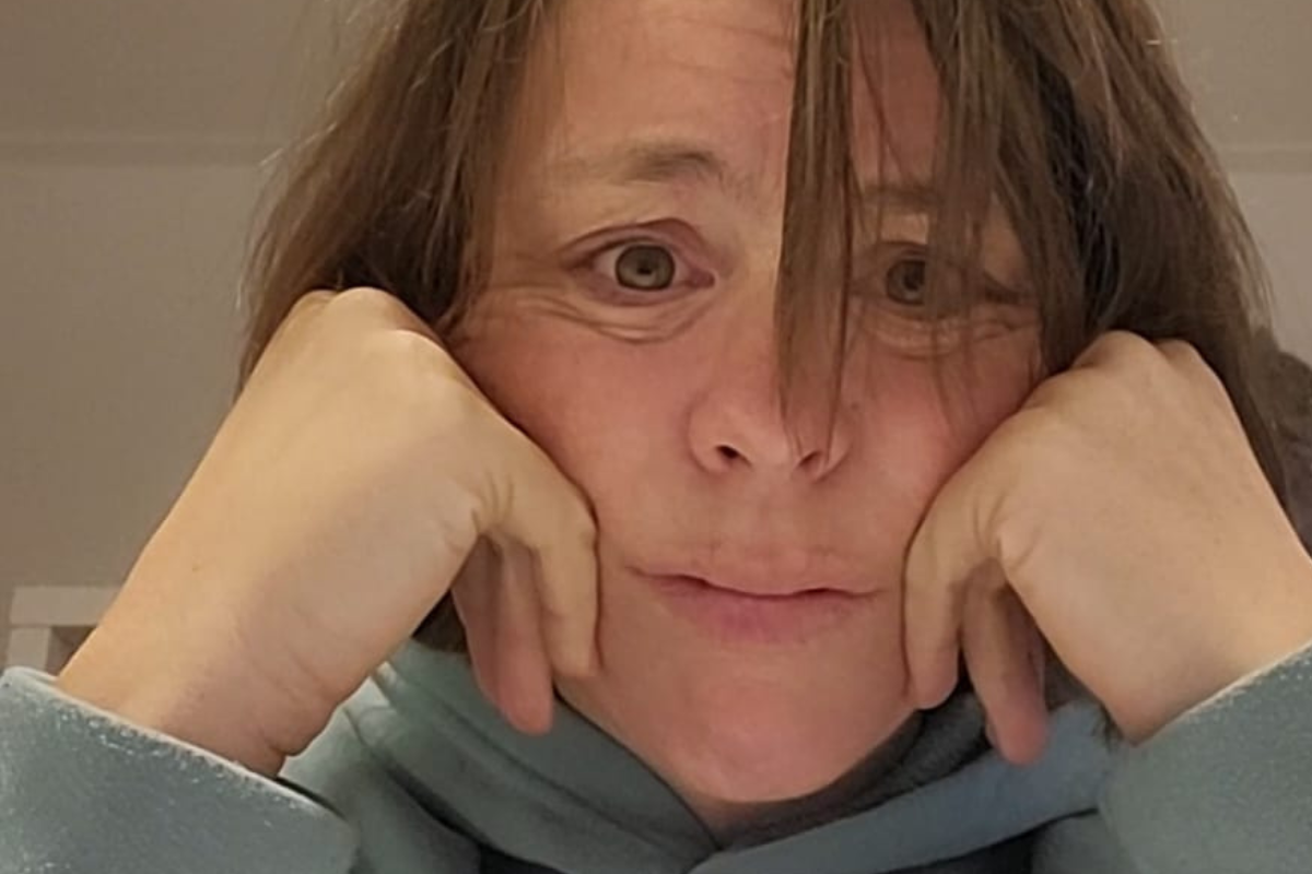 Afbeelding waarom Ellen heel triest kijkt, ze ziet het niet meer zitten.